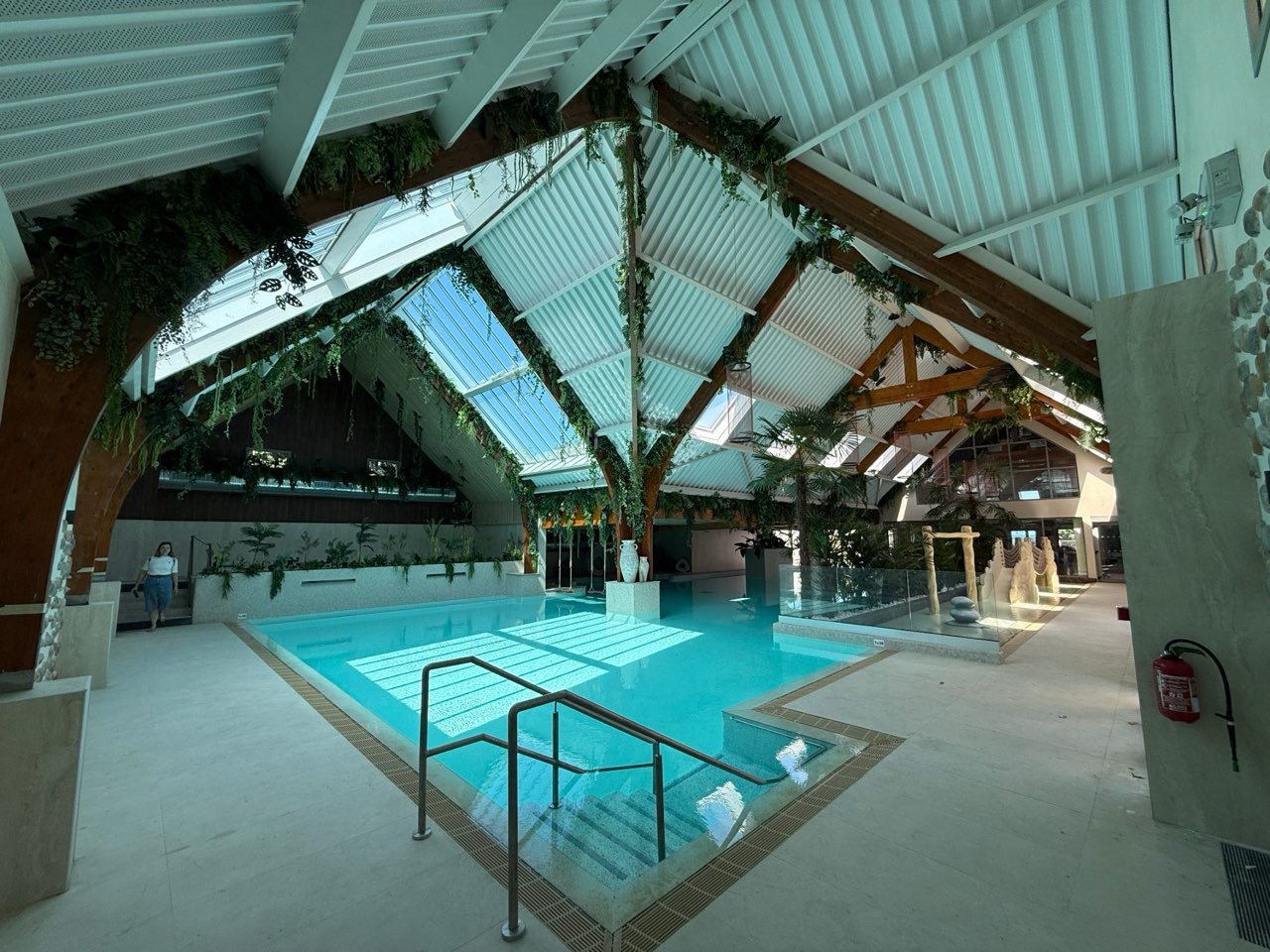 Bassin d'un centre aquatique après nettoyage de fin de travaux