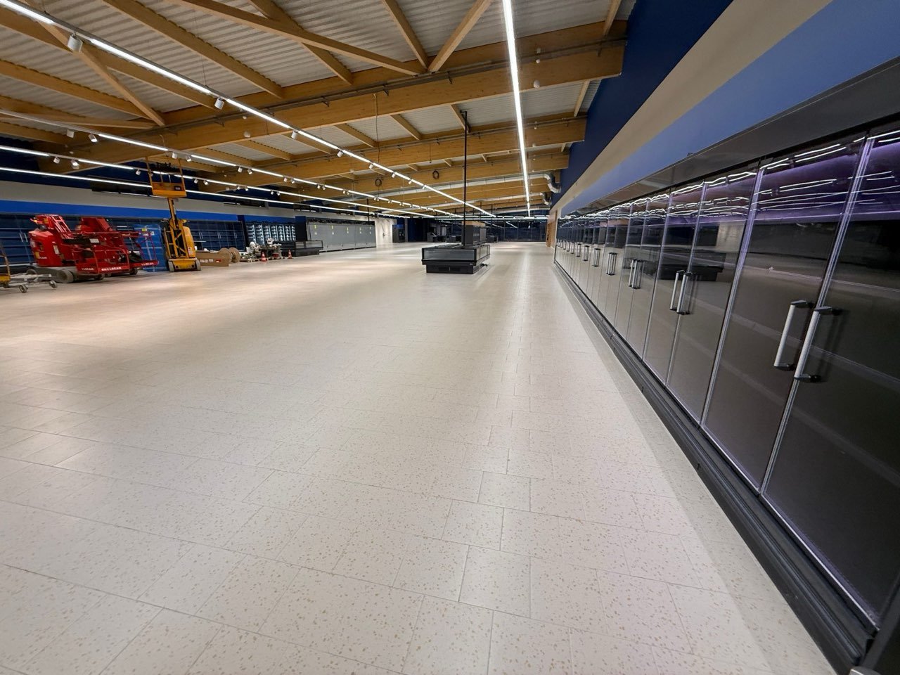 Allée d’un magasin alimentaire après nettoyage de fin de chantier