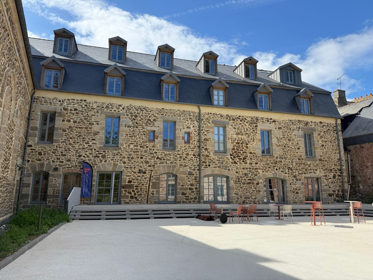 Bâtiment en pierre après nettoyage de façade
