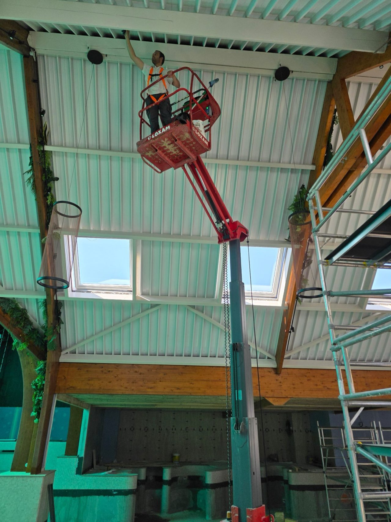 Intervention en nacelle sous la verrière d'une halle
