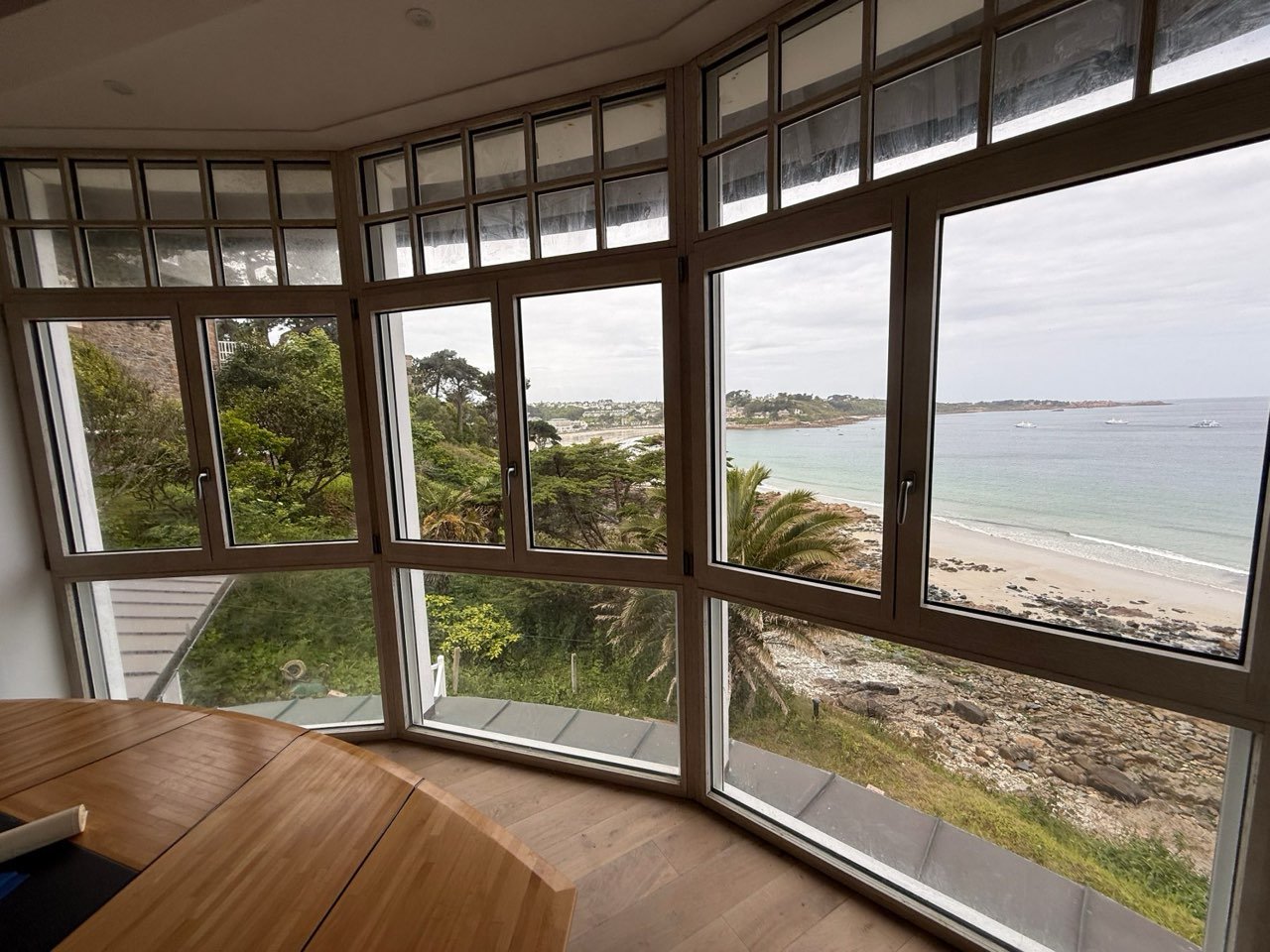 Bow-window avec vue sur la mer, vitres nettoyées