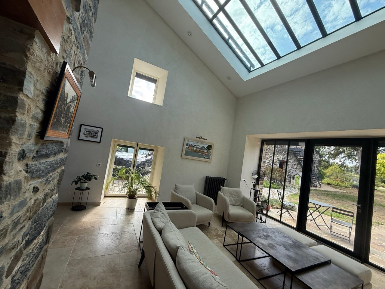 Salon avec canapés sous une verrière