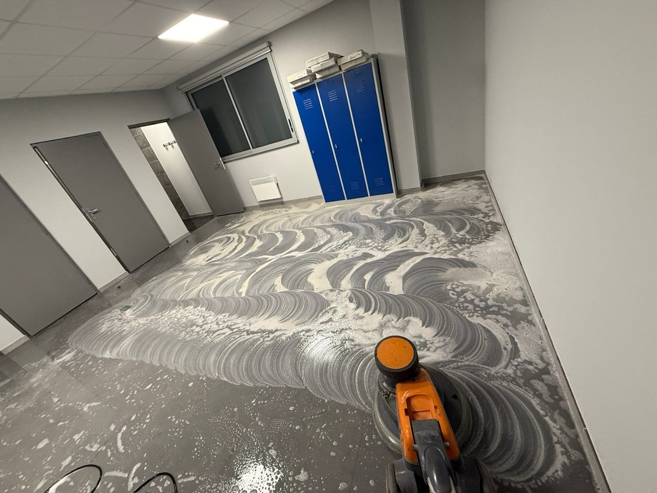 Décapage d’un sol à la monobrosse