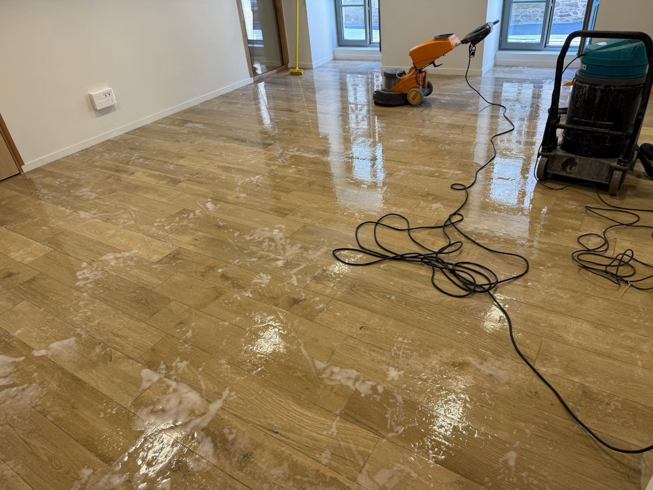 Décapage d'un carrelage à la monobrosse