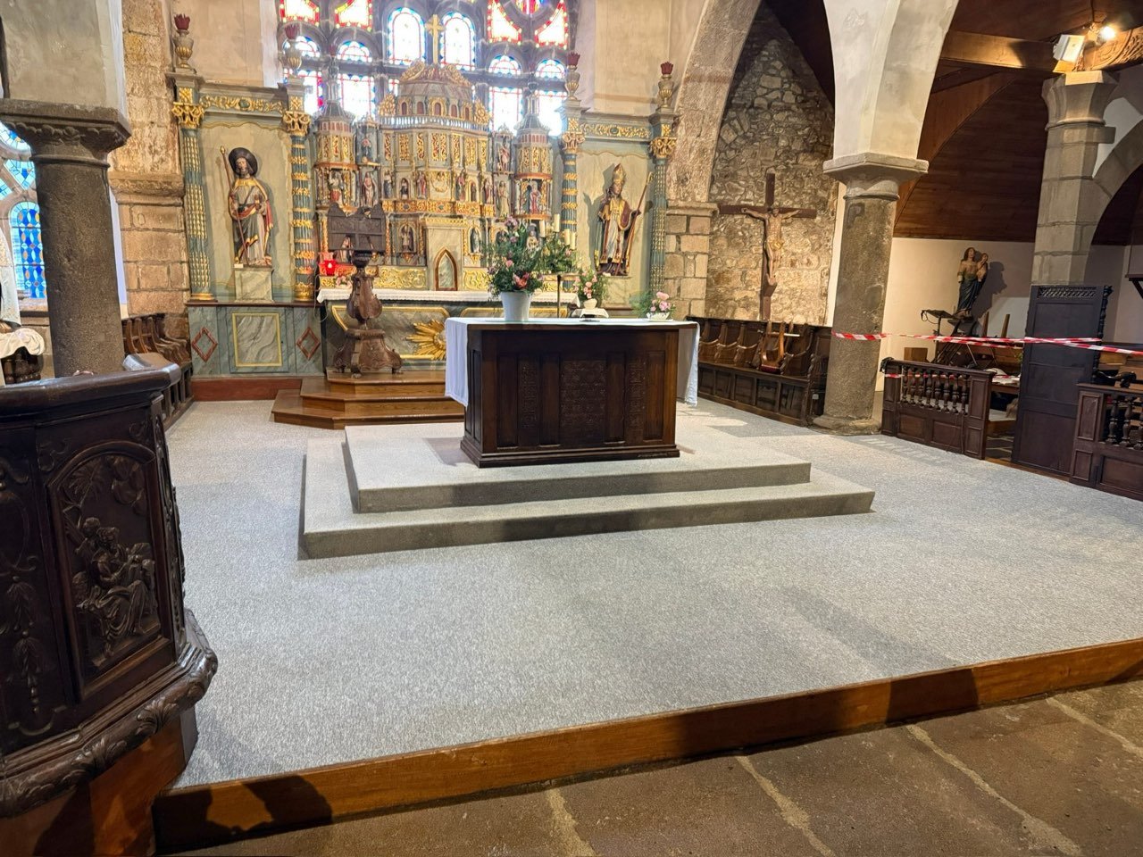 Moquette du chœur d'une église après nettoyage