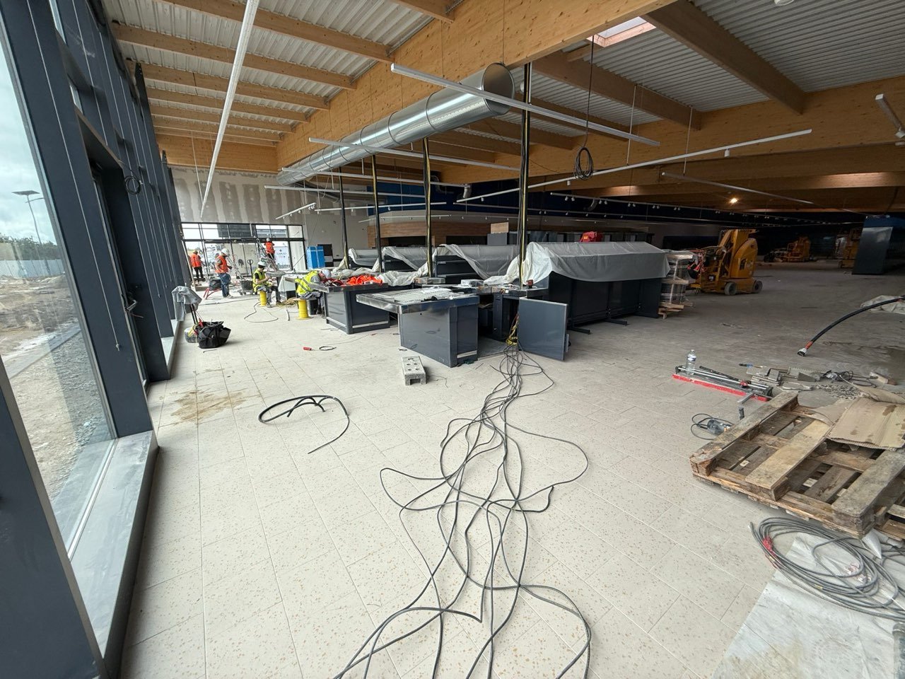 Surface de vente en fin de chantier, avant nettoyage