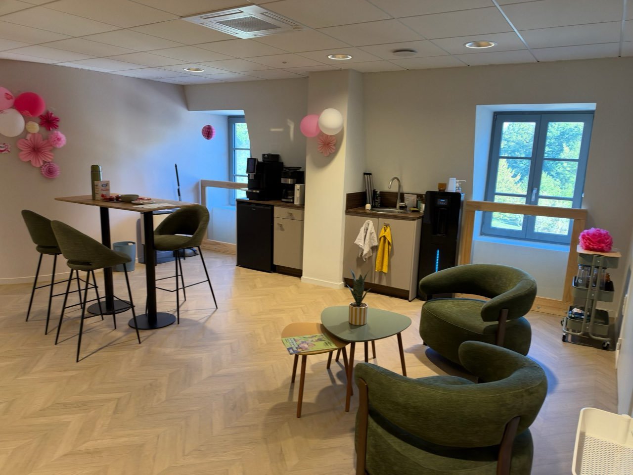 Pièce commune rénovée et nettoyée