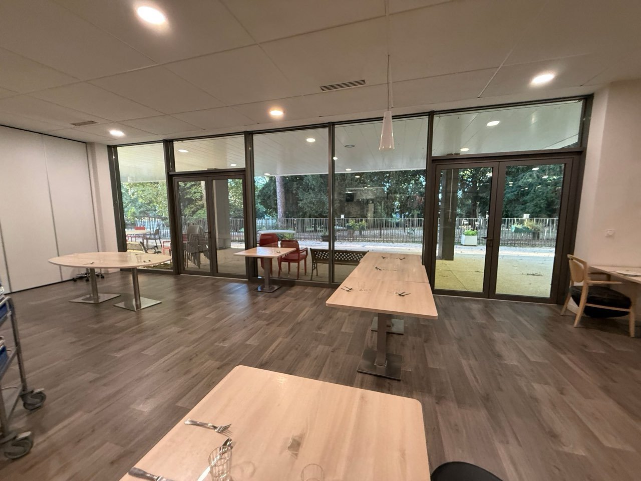 Espace de restauration de bureaux après nettoyage