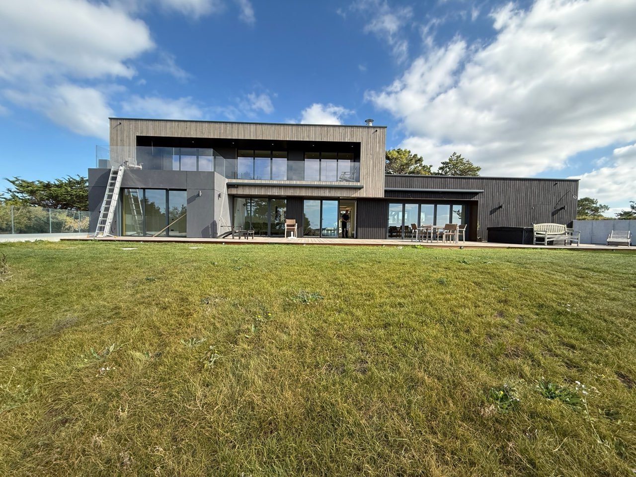 Maison contemporaine avec terrasse nettoyée