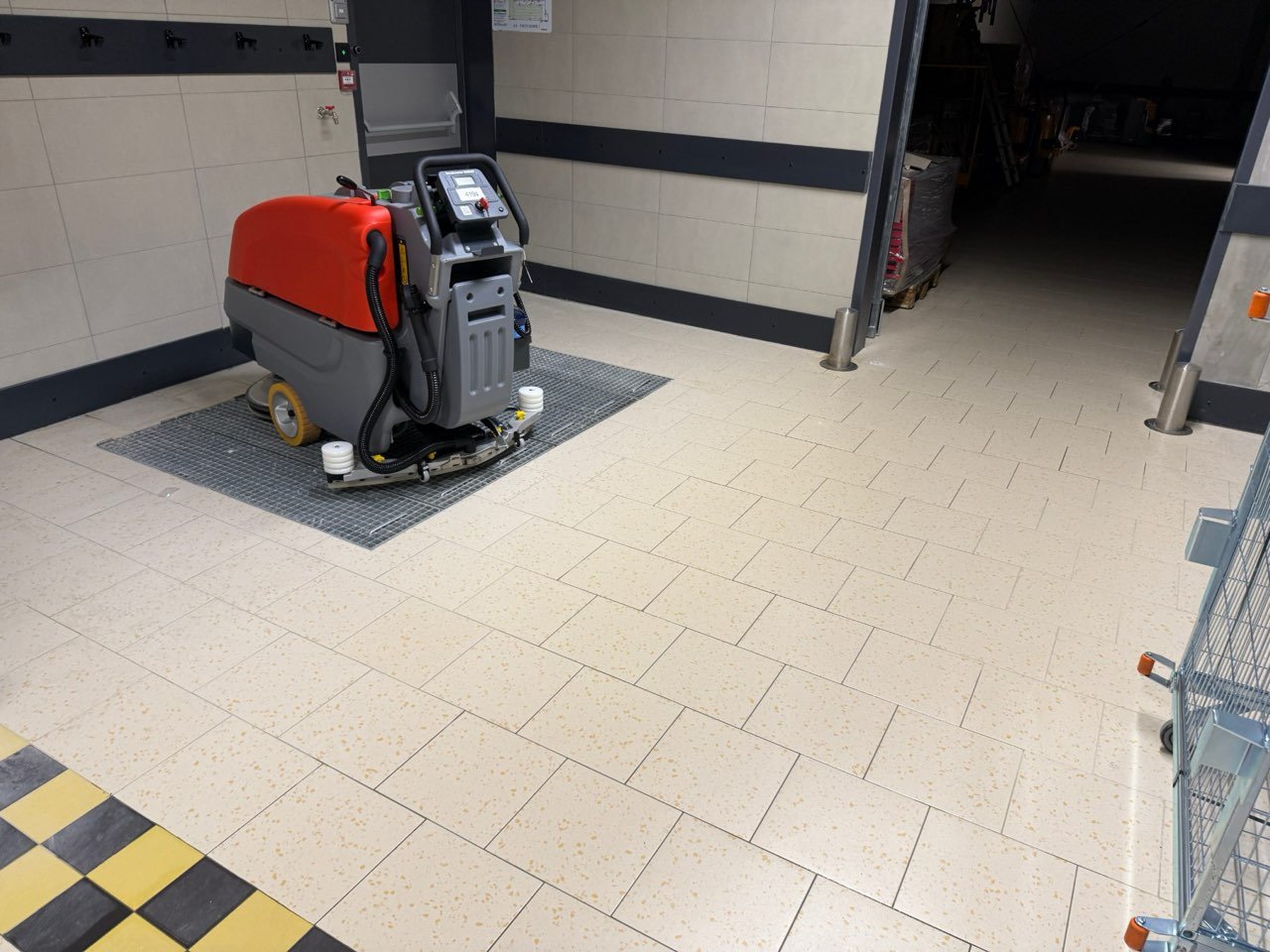 Autolaveuse dans un couloir de bureaux